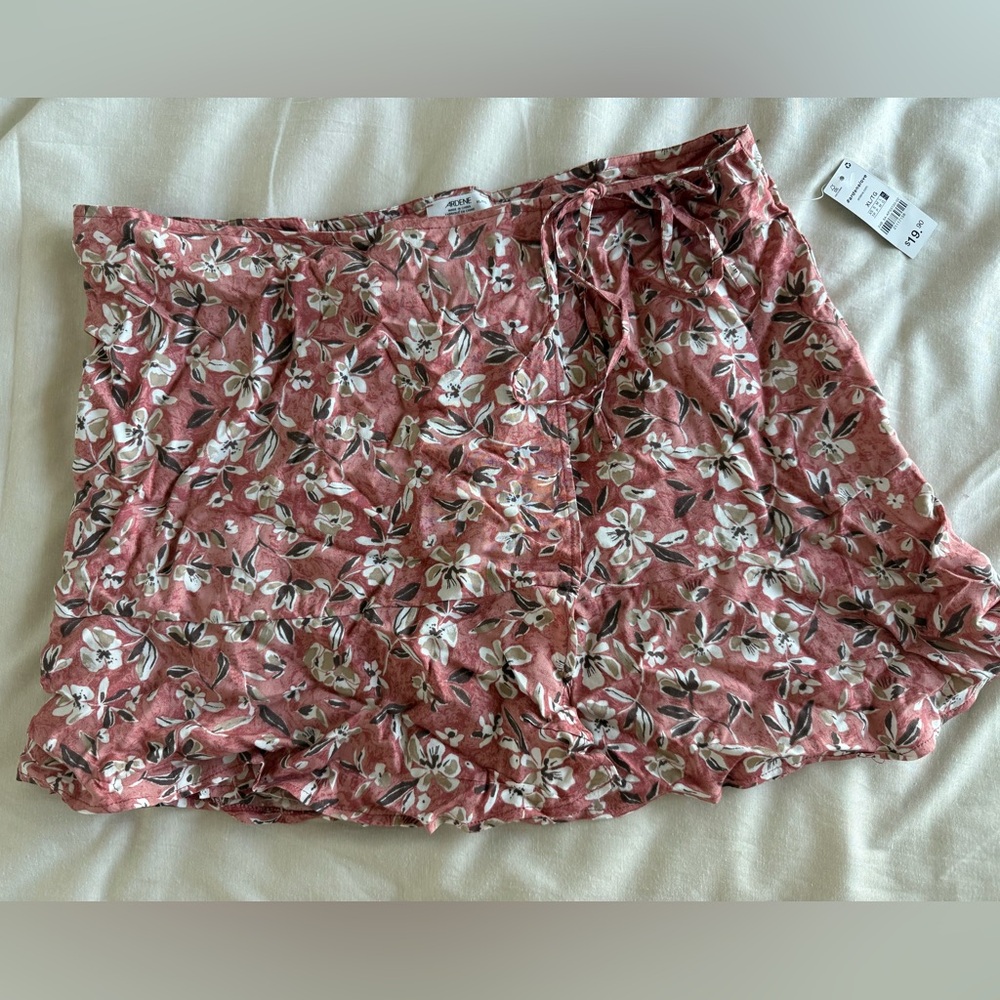 Ardene pink and white floral tied mini skirt new with tags size XL